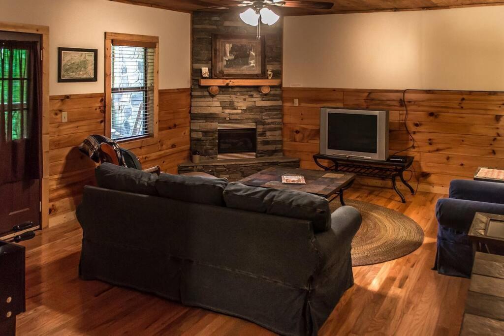 Holly Tree Hideaway - Semi Secluded Mtn Setting Villa Sevierville Eksteriør billede