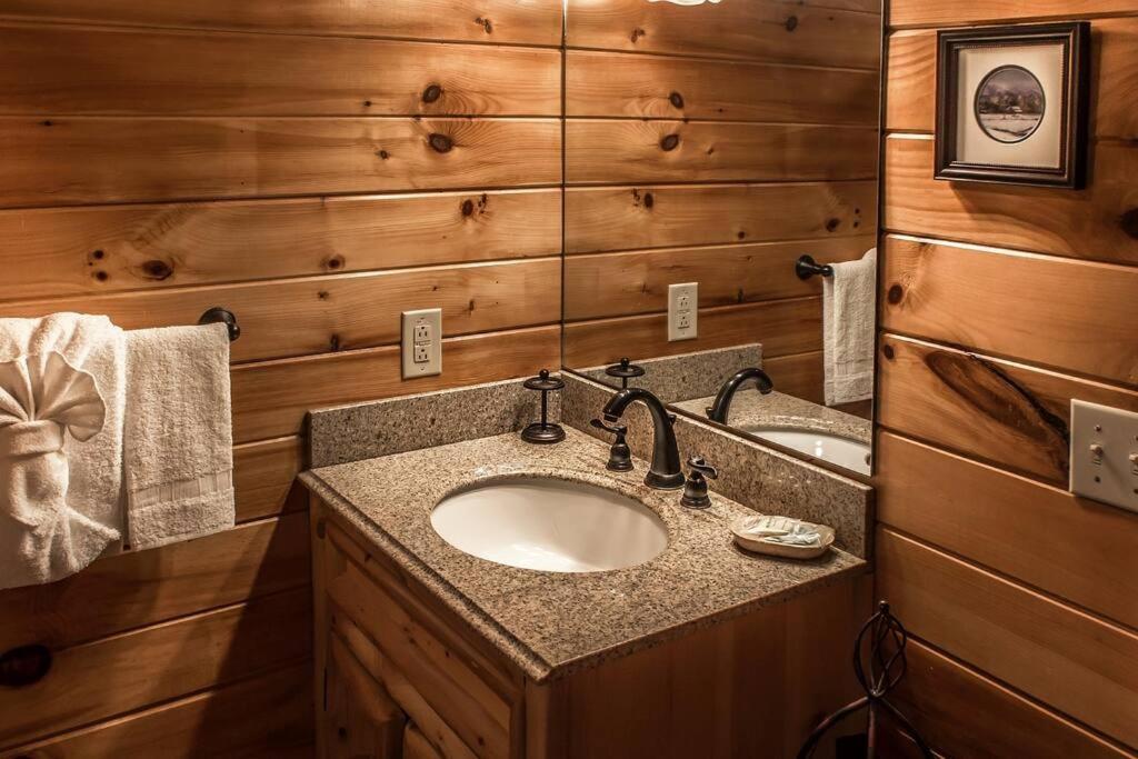 Holly Tree Hideaway - Semi Secluded Mtn Setting Villa Sevierville Eksteriør billede